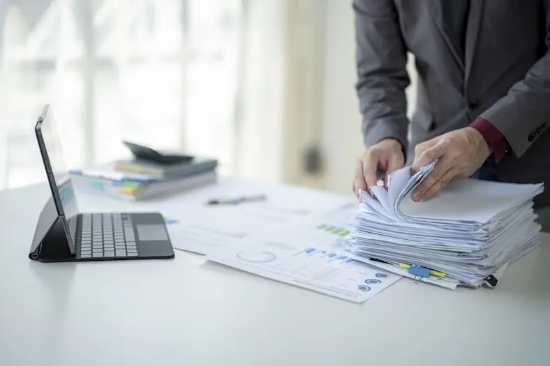 Documents fiscaux organisés par année et rappel de renouvellement du Tax Residency Certificate