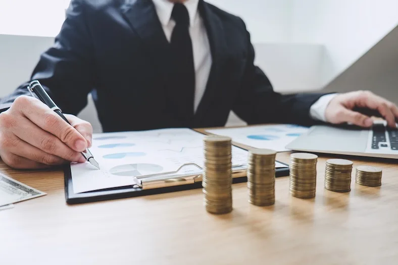 Dividendes en dirhams émiratis ne subissant aucune retenue à la source en raison de l’absence d’impôt aux Émirats arabes unis