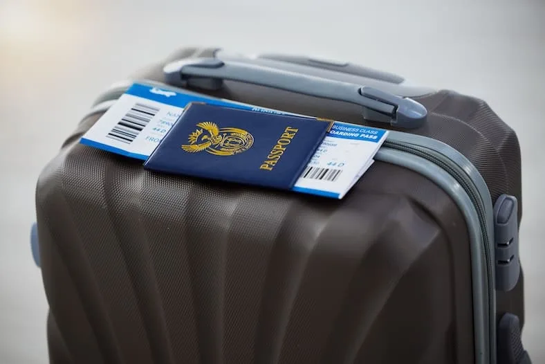 Passeport sur une valise pour illustrer les cas de double résidence fiscale entre la France et les Émirats