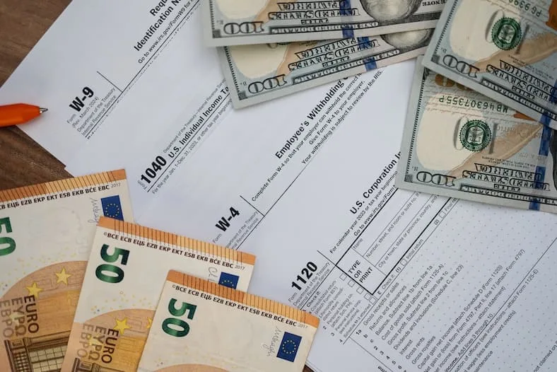 Documents financiers et éléments de propriété intellectuelle représentant les intérêts et redevances imposables dans l’État de résidence du bénéficiaire.