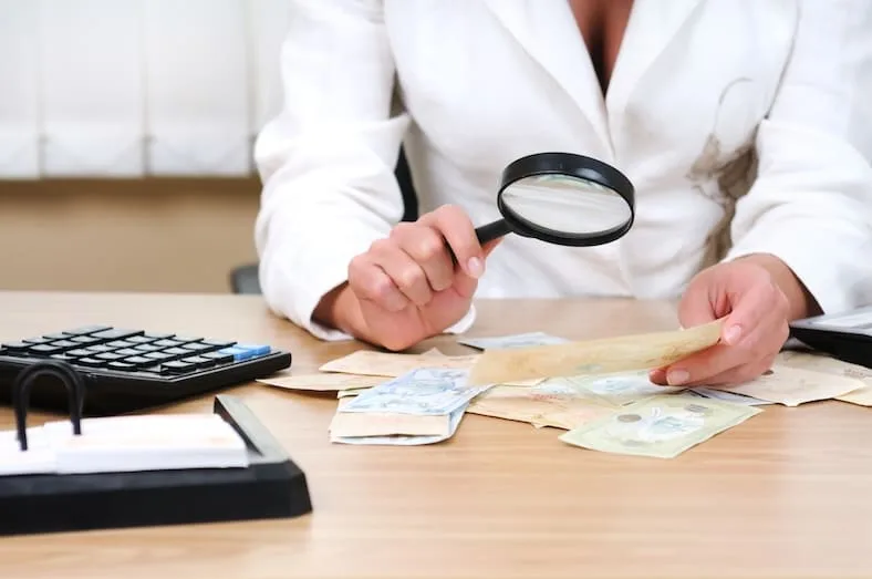 Contrôle fiscal avec un agent examinant des documents et des justificatifs