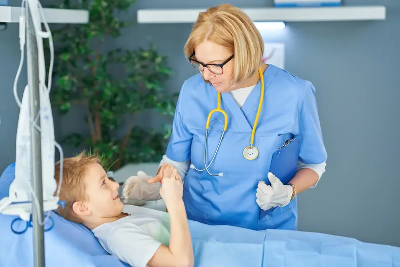 Femme adulte et jeune patient dans un lit d'hôpital – santé à Dubaï