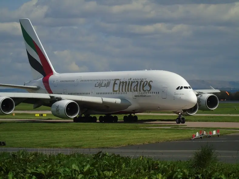 Avion en vol vers Dubaï – conditions pour aller à Dubaï