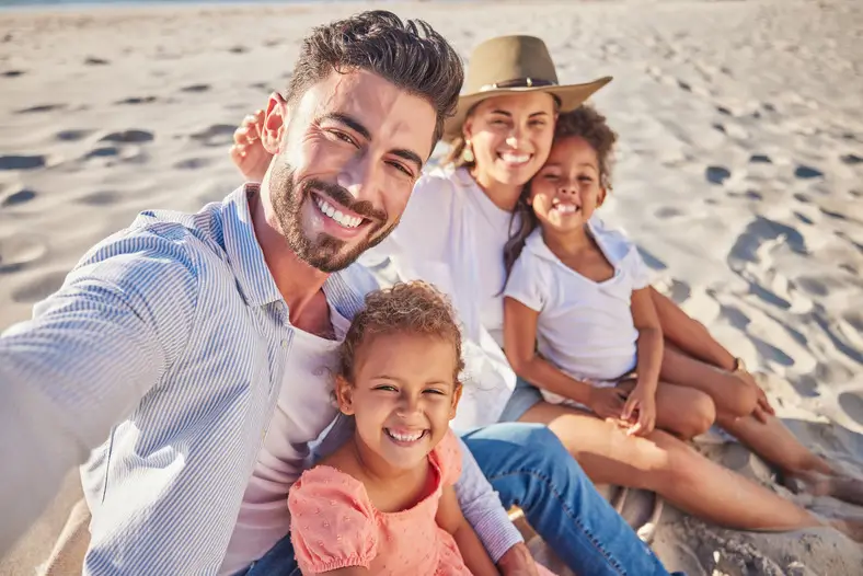 Famille prenant un selfie sur la plage de Dubaï – Dubaï paradis fiscal pour expatriés français
