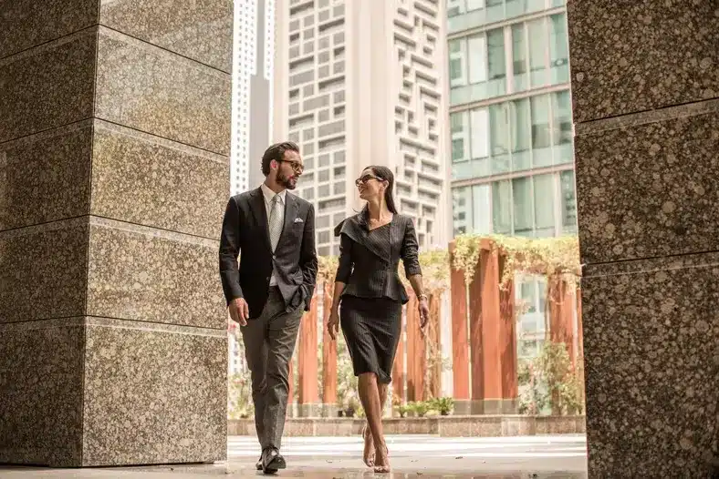 Hommes d'affaires marchant et discutant à Dubaï – Jebel Ali Free Zone