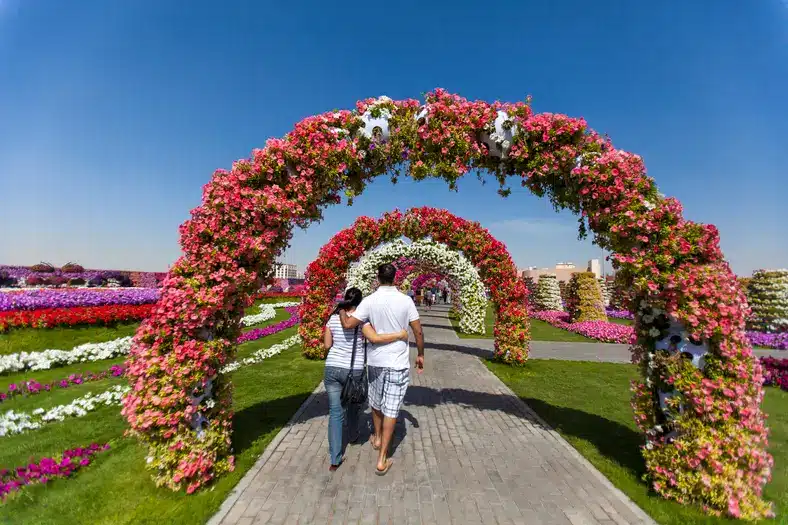 Couple se promenant au Miracle Garden de Dubaï – vivre à Dubaï en couple