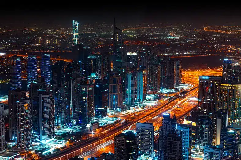 Gratte-ciel et autoroutes de Dubai Marina la nuit