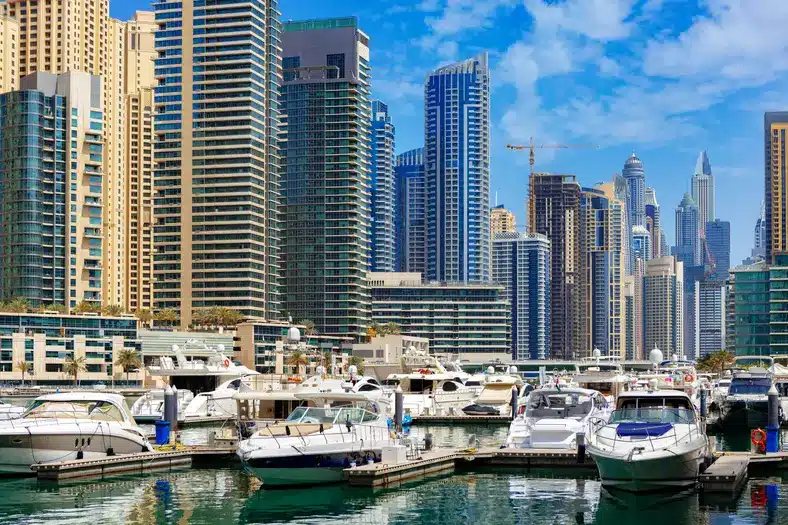Gratte-ciel et port de Dubai Marina