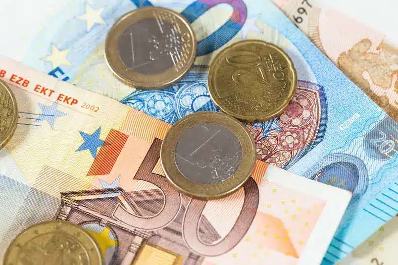 Pièces d'euros sur des billets – monnaie européenne – monnaie à Dubaï