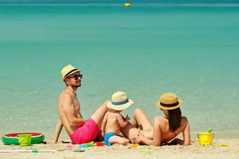 Famille avec enfant en bas âge sur la plage à Dubaï – documents pour visa Dubaï