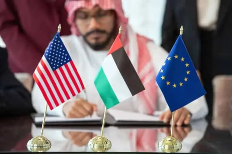 Drapeaux des États-Unis, de l'Union européenne et des Émirats arabes unis – visa Dubaï pour titulaires de titre de séjour français