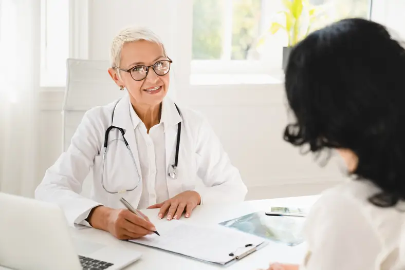 Gynécologue prescrivant des médicaments à Dubaï – santé à Dubaï