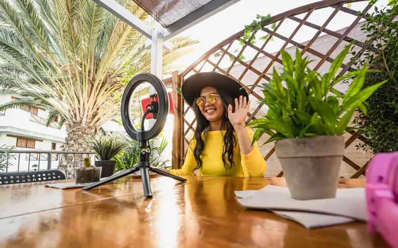 Femme asiatique souriante en appel vidéo en ligne – influenceurs à Dubaï