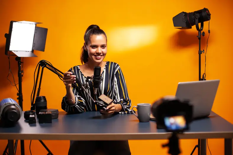 Influenceuse souriant face caméra à Dubaï – influenceurs à Dubaï