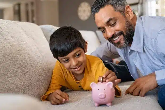 Enfant économisant dans une tirelire – résident fiscal aux UAE