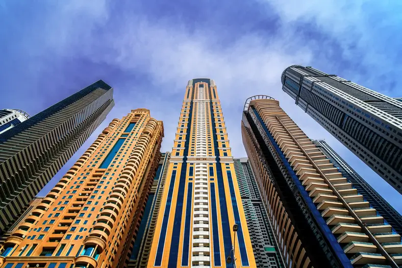 Gratte-ciel majestueux et colorés de Dubai Marina