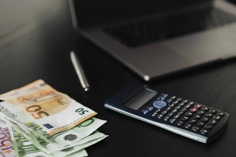 Homme calculant ses économies – fiscalité Dubaï – paradis fiscal