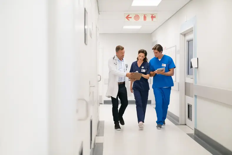 Personnel médical échangeant à l'hôpital à Dubaï – santé à Dubaï