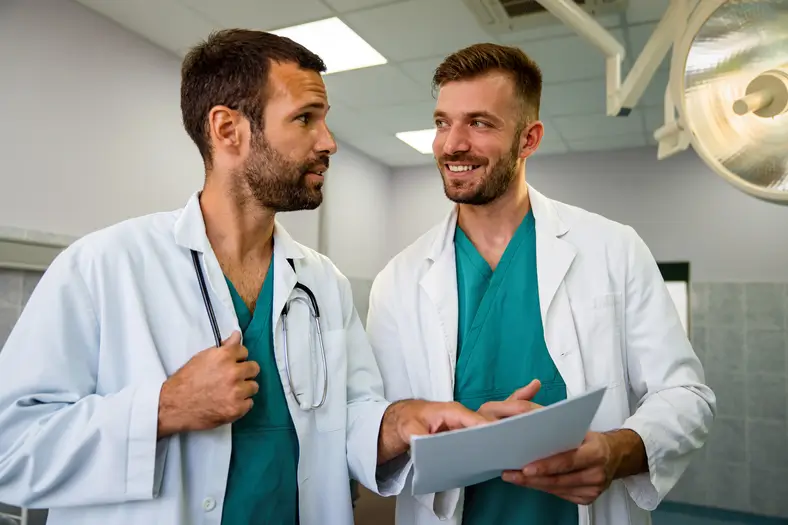 Personnel médical en discussion dans un hôpital de Dubaï – santé à Dubaï