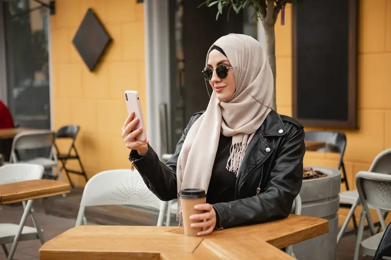 Femme musulmane élégante en hijab dans les rues de Dubaï – femme seule à Dubaï avec enfant