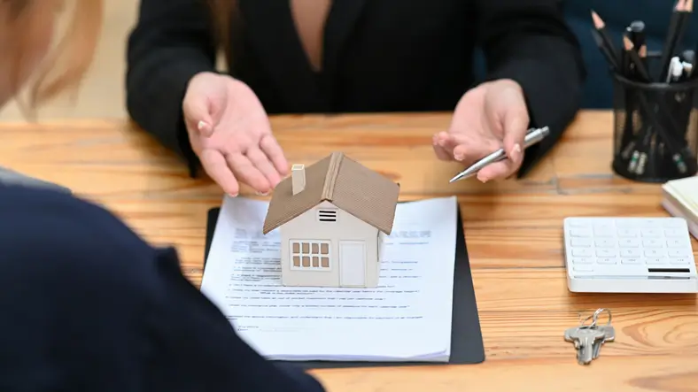 Agent immobilier conseillant un client à Dubaï – entreprise immobilière à Dubaï