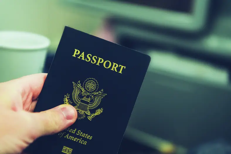 Passeport des États-Unis tenu en main – visa Dubaï pour titulaires de titre de séjour français