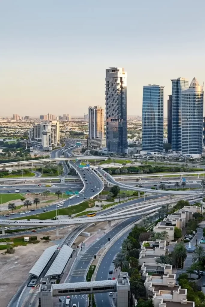 Vue d'un échangeur routier à Dubaï – Jebel Ali Free Zone