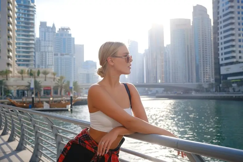 Jeune femme expatriée marchant dans une rue de Dubaï – femme seule à Dubaï avec enfant