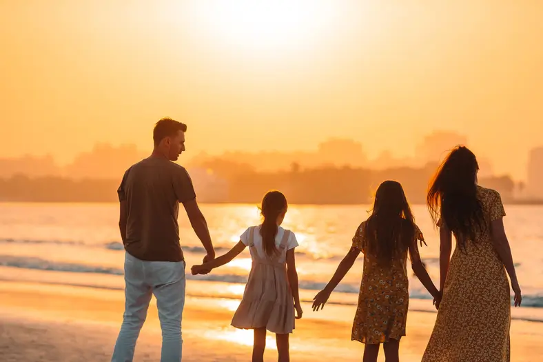 Jeune famille en vacances à Dubaï – Dubaï paradis fiscal pour expatriés français