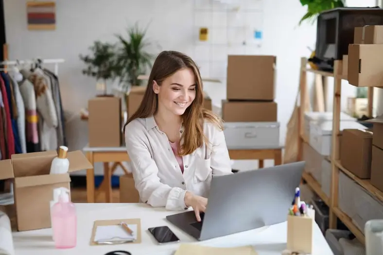 Jeune femme entrepreneur en dropshipping travaillant à domicile – dropshipping à Dubaï