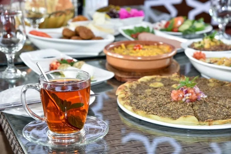 Petit-déjeuner émirati traditionnel – cuisine émiratie à Dubaï