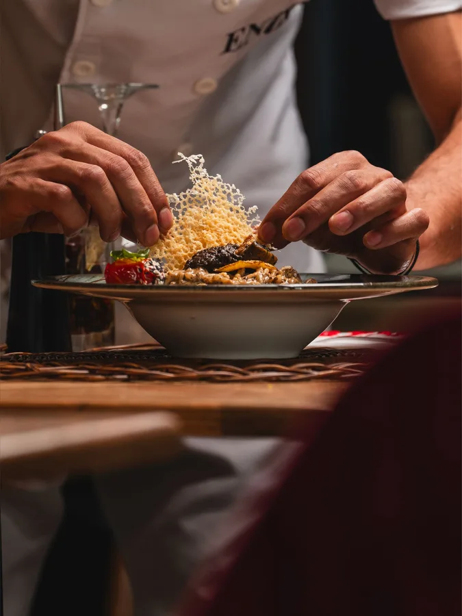 Chef dressant une assiette dans un restaurant
