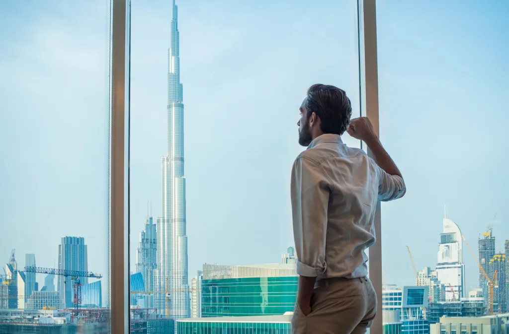 Homme d'affaires avec vue sur le Burj Khalifa à Dubaï