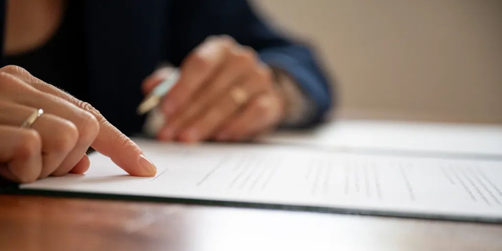 Signature du formulaire de demande pour le Green Visa aux Émirats arabes unis.