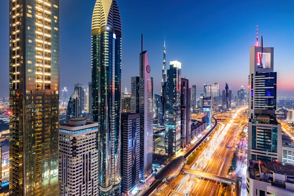 Gratte-ciels modernes et immeubles d'affaires dans le centre-ville de Dubaï.