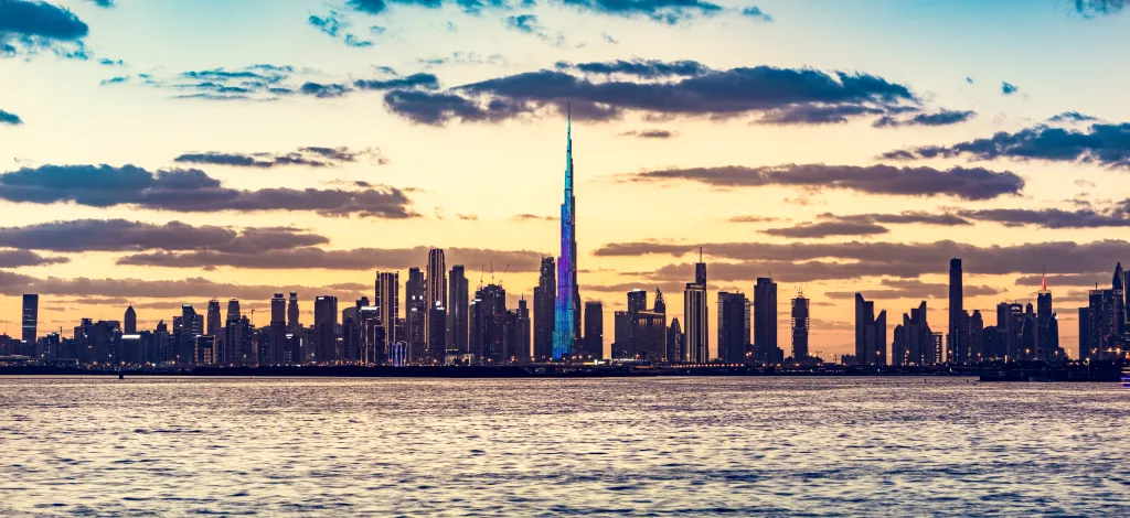 Skyline de Dubaï avec le Burj Khalifa au centre au coucher du soleil
