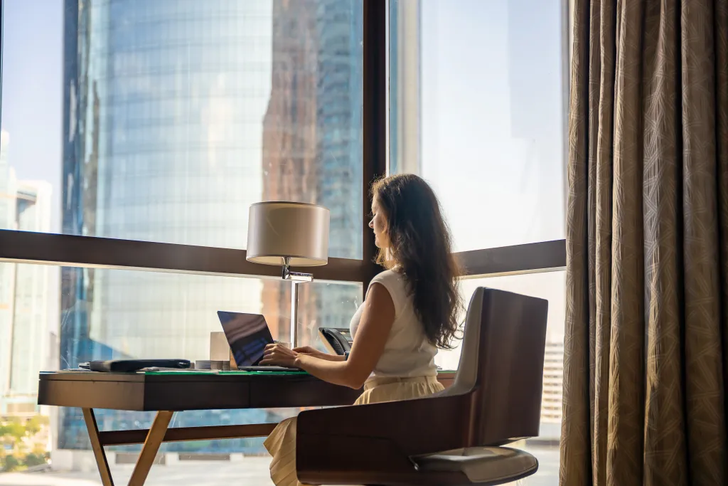 Femme entrepreneur freelance travaillant sur son ordinateur portable – prolonger visa Dubaï
