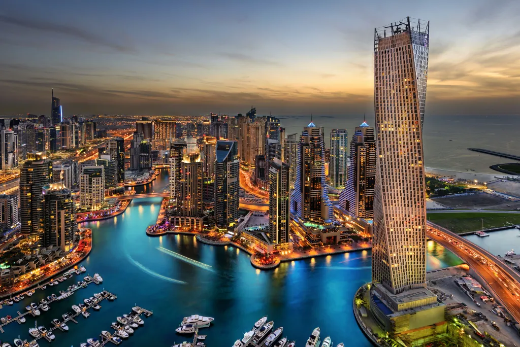Gratte-ciel de Dubai Marina au coucher du soleil