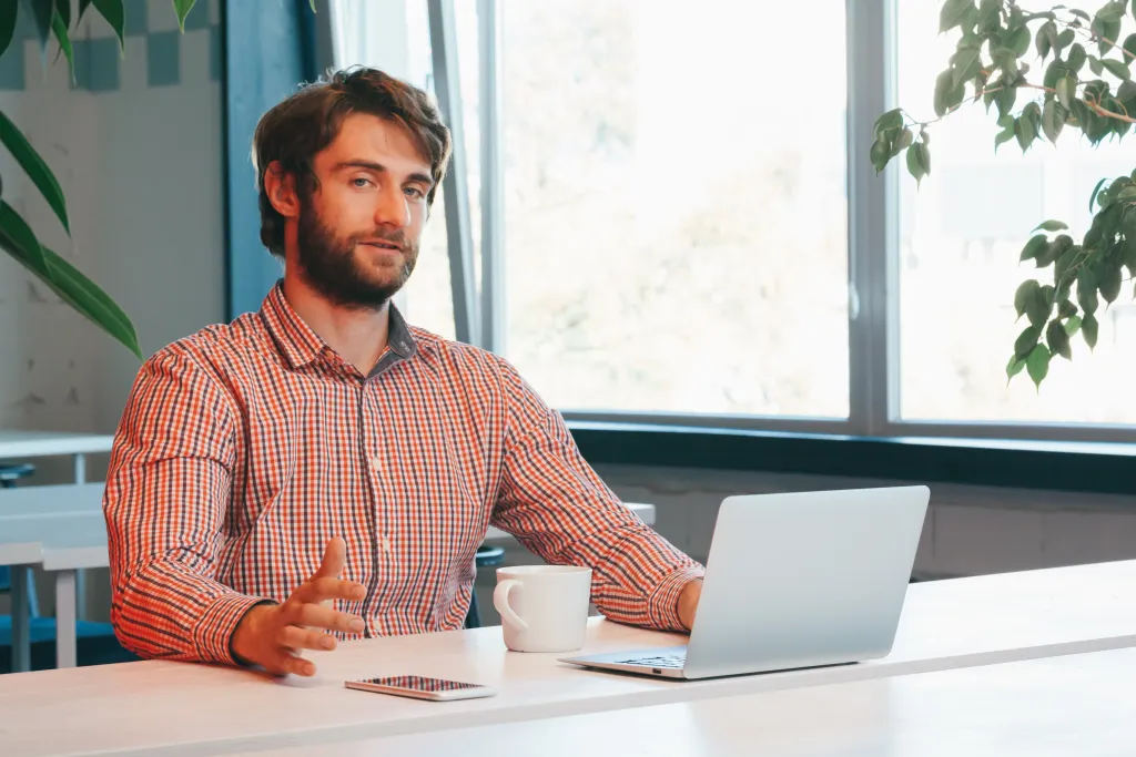 Homme travaillant sur ordinateur portable au bureau