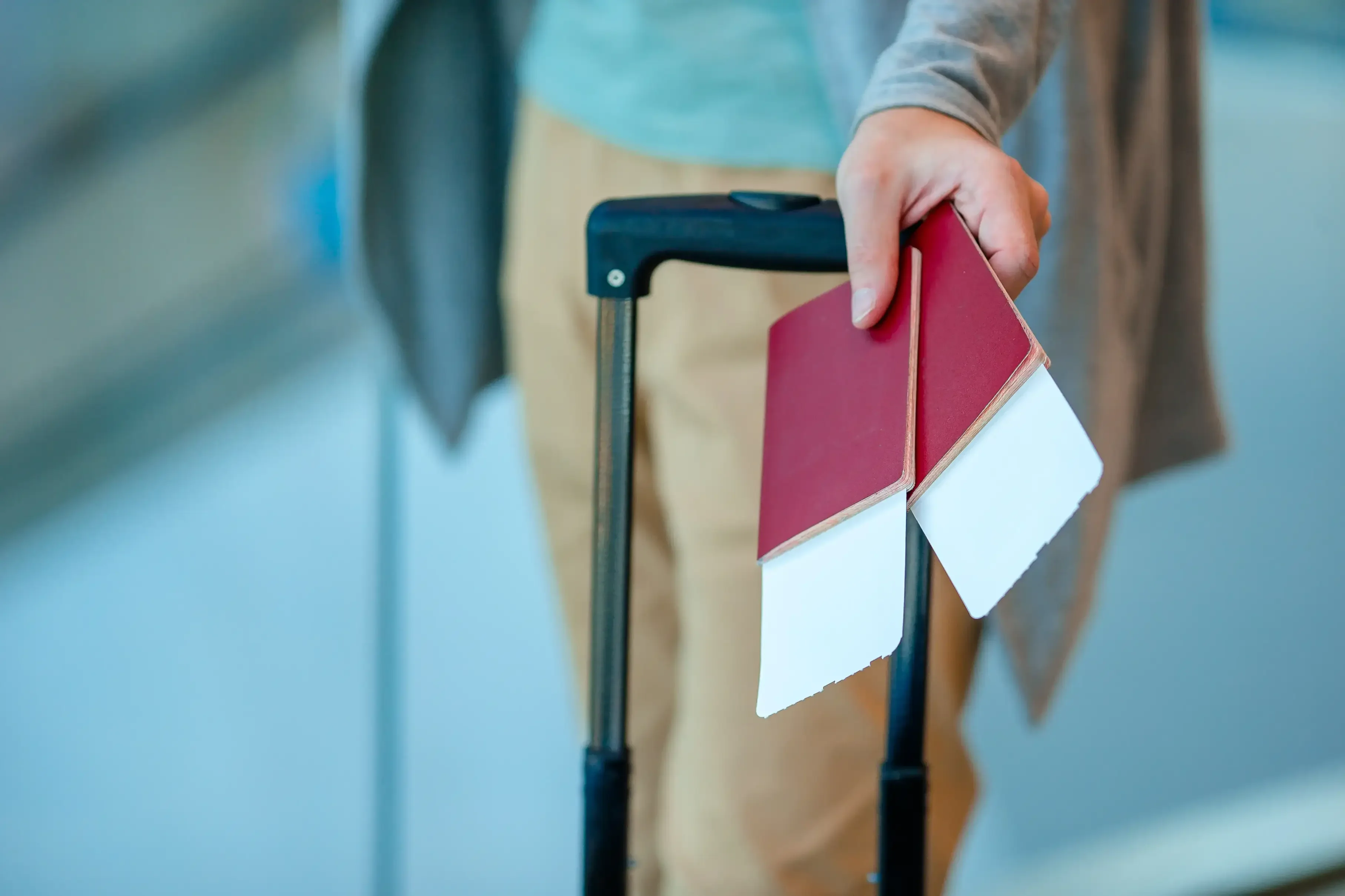 Voyageur tenant passeport et billet d’avion au comptoir d’embarquement à Dubaï