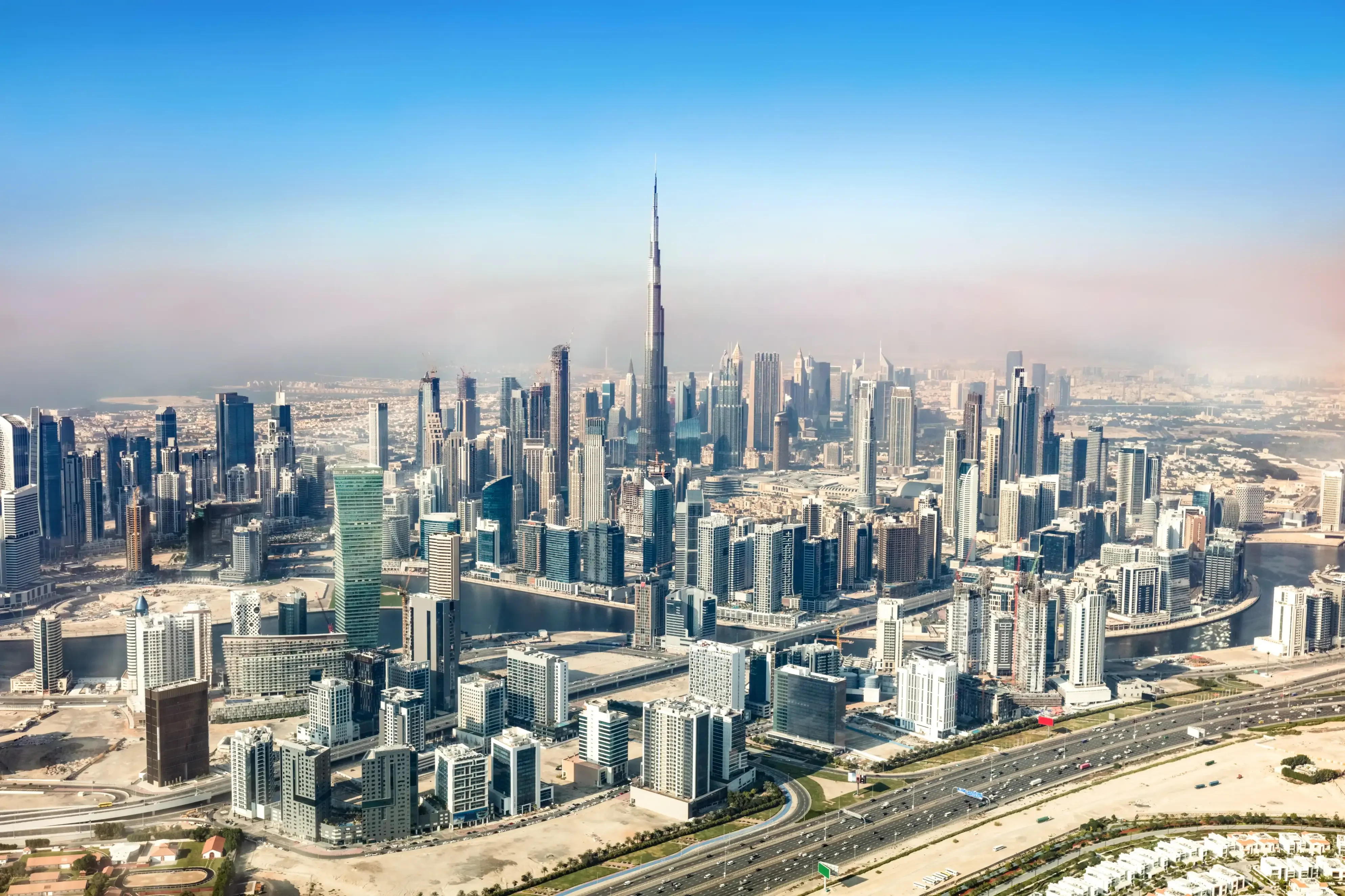 Skyline de Dubaï et Burj Khalifa vue depuis le ciel Vue aérienne du centre-ville de Dubaï avec le Burj Khalifa