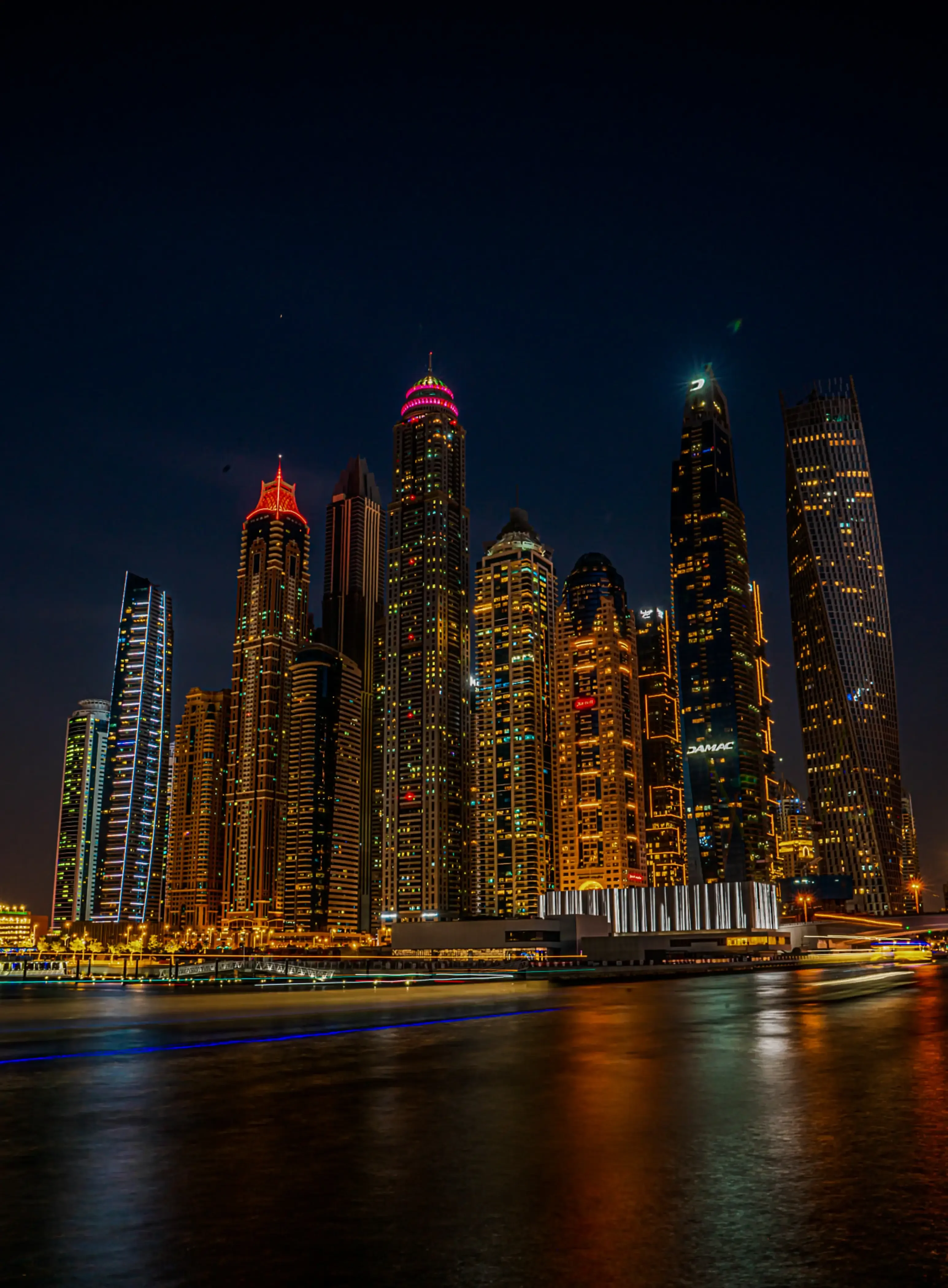 Skyline de Dubaï de nuit, centre stratégique pour créer une holding Ville de Dubaï de nuit, lieu idéal pour créer une holding