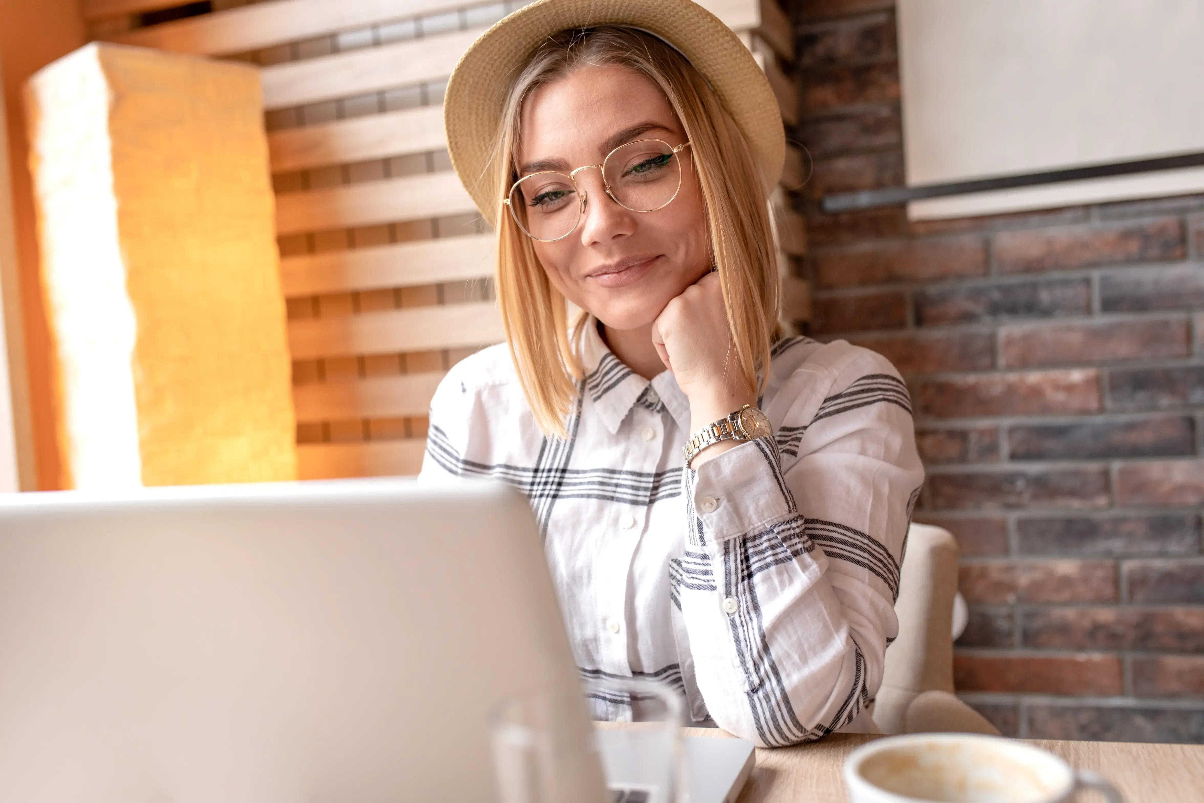 Freelance travaillant sur ordinateur portable dans un café