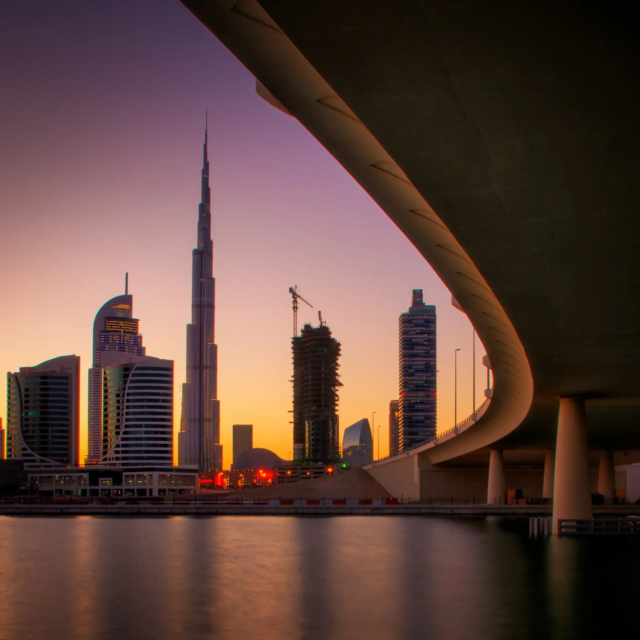 Nom de société à Dubaï : règles et validation 2026 Skyline de Dubaï au coucher du soleil avec le Burj Khalifa – choisir un nom de société à Dubaï