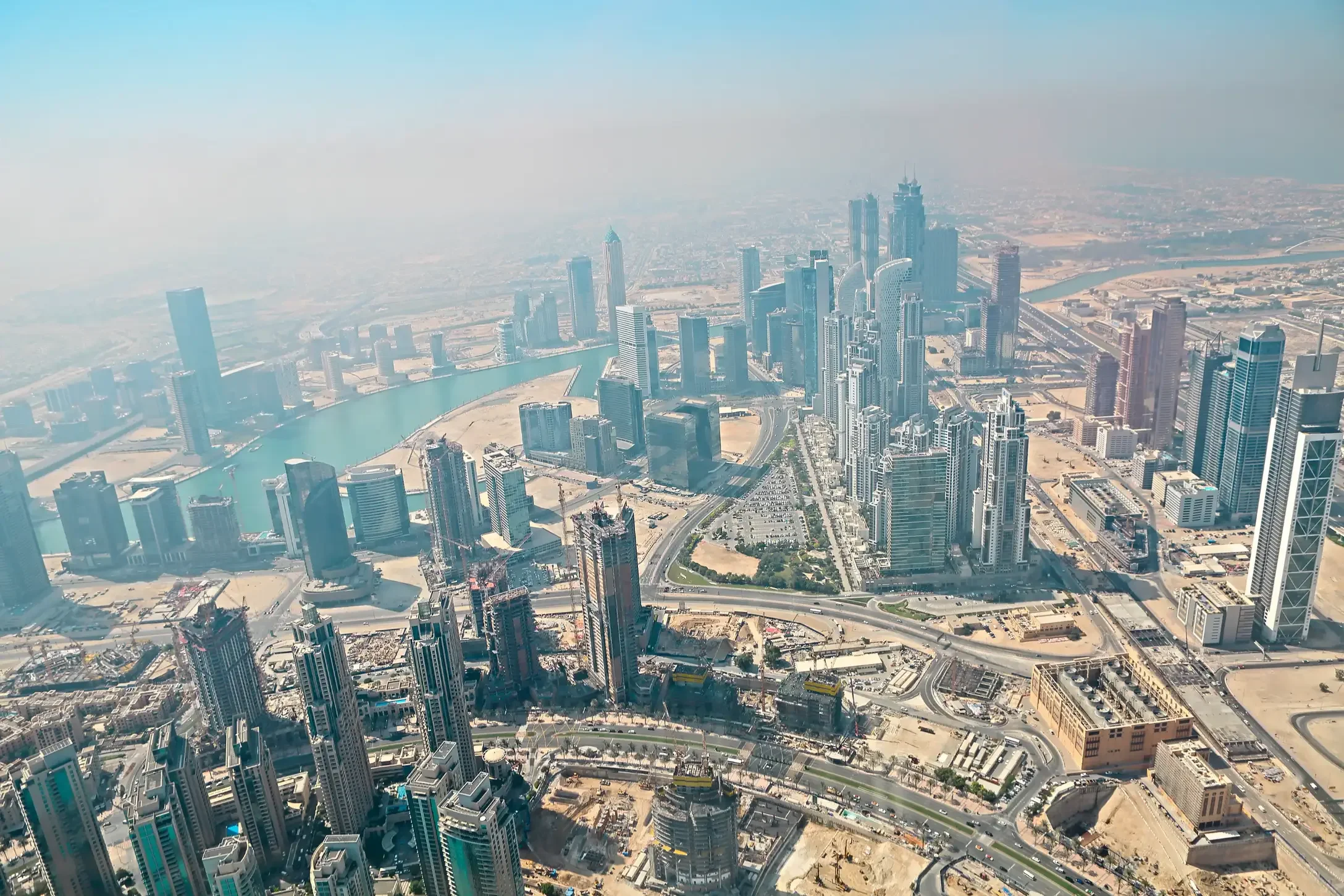Quartier d’affaires de Dubaï vu du ciel, centre pour créer une holding Vue aérienne de Dubaï, environnement idéal pour créer une holding