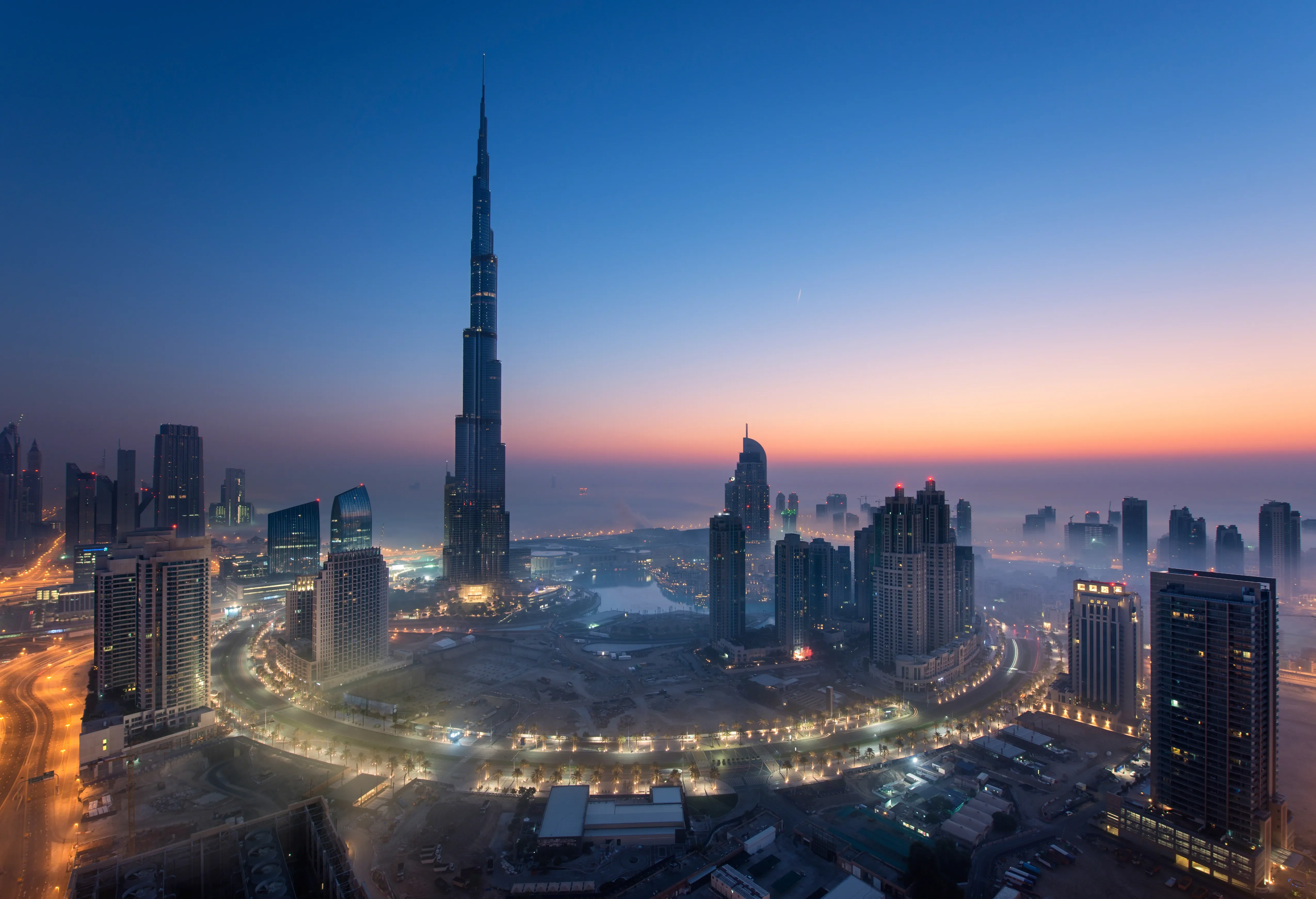 SMIC Dubaï 2026 : y a-t-il un salaire minimum aux Émirats ? Salaire minimum et SMIC à Dubaï 2026 : salaires moyens et coût de la vie pour les expatriés