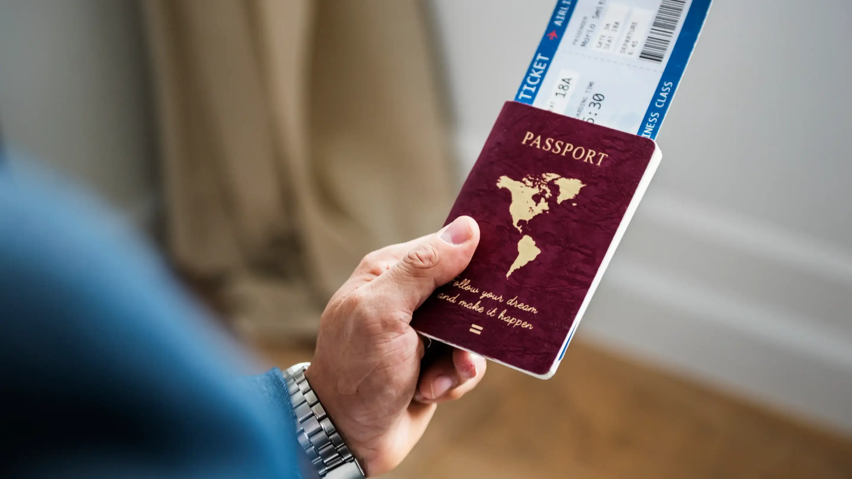 Passeport et billet d’avion en main