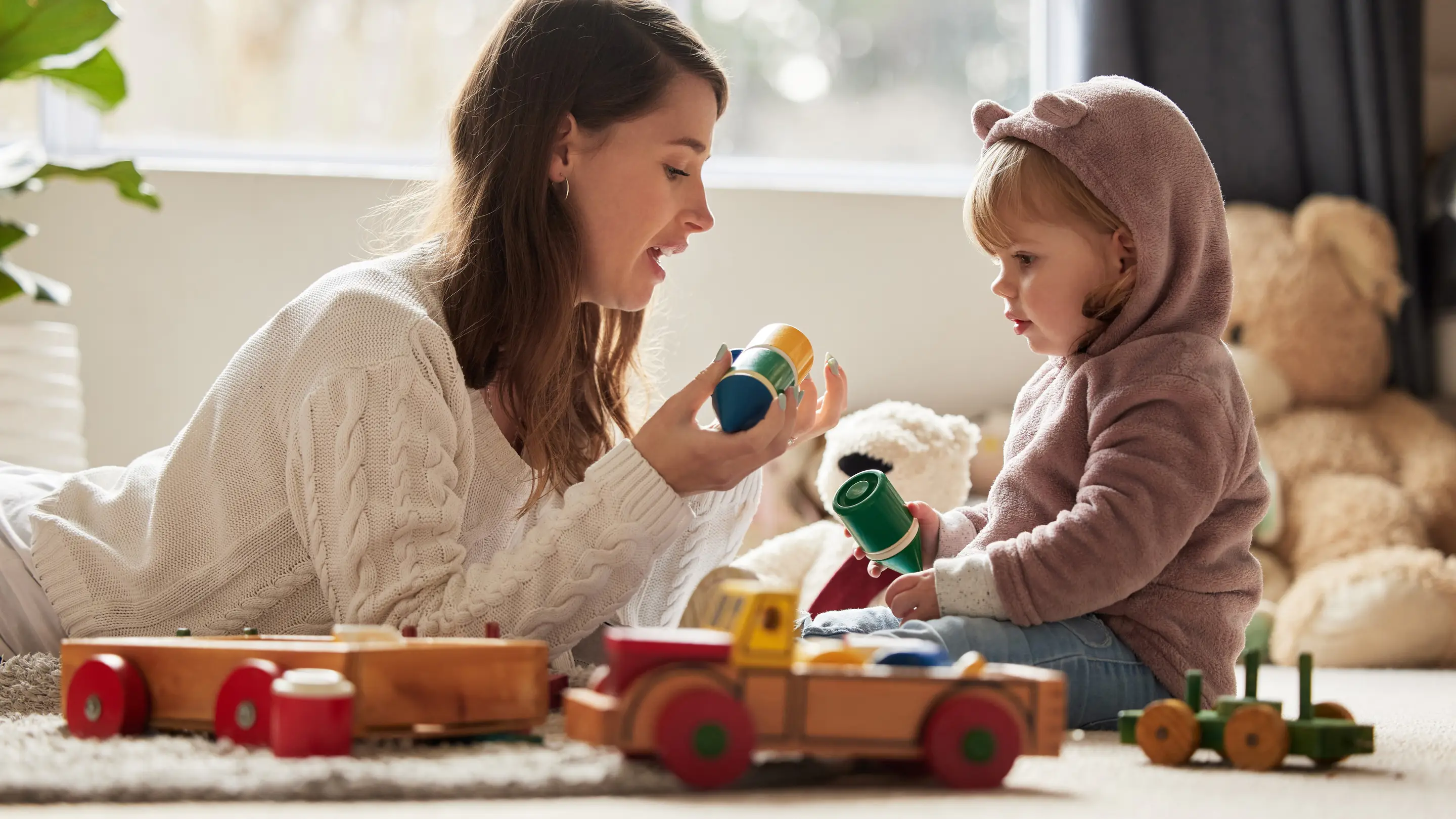 Nounou jouant avec un enfant à la maison