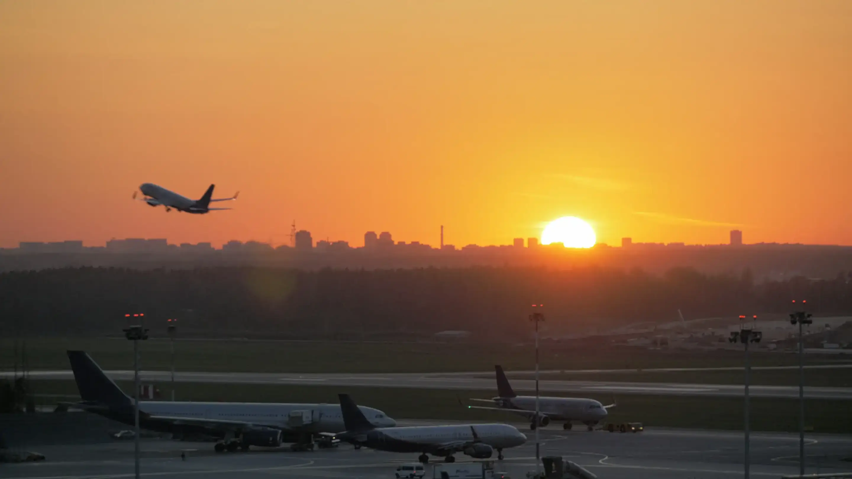 Avion au décollage au coucher du soleil