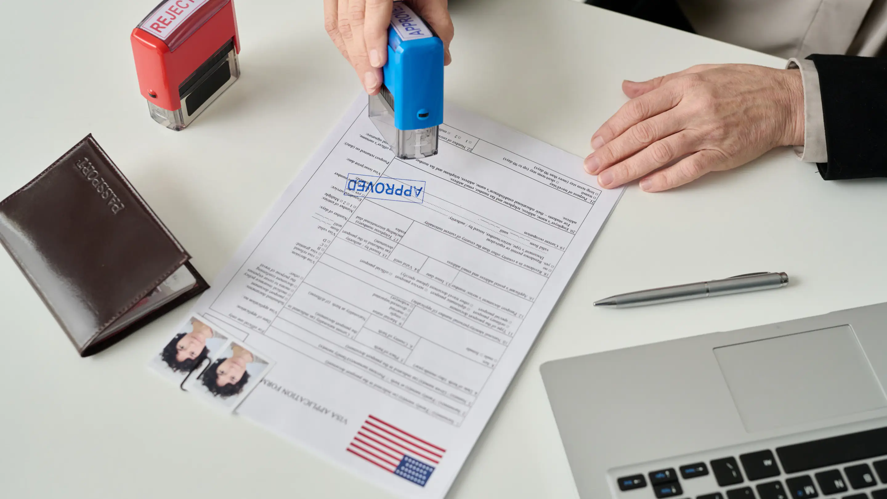 Formulaire de demande de visa et tampon